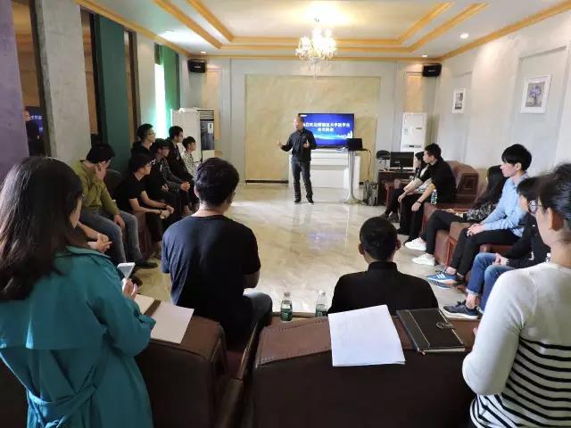 顺德职业技术学院17名学子到阿里大师总部报道，并进行入职签约仪式